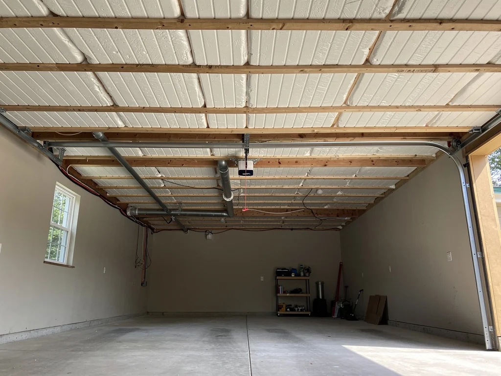 Plafond de garage isolé par panneaux sous le plancher
